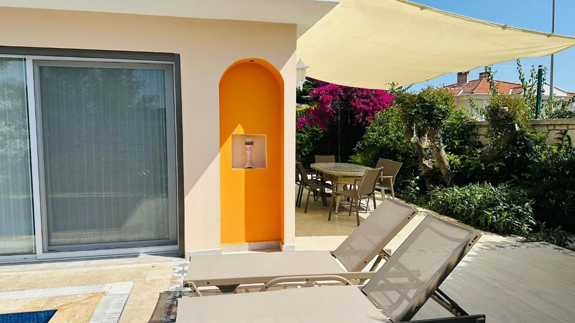 Evalacati - Villa Harnup- Tamamen Muestakil Villa  Alacati