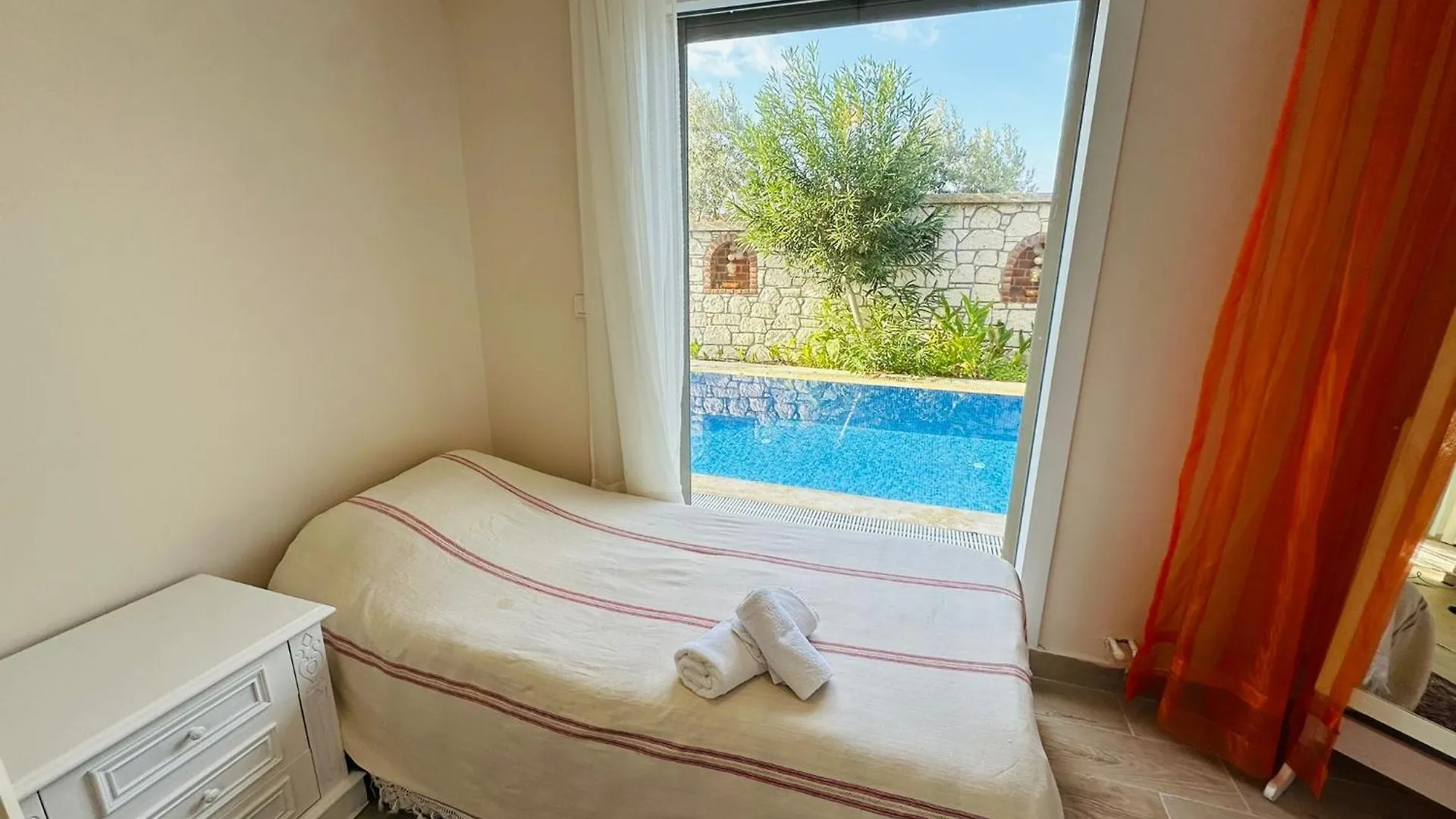 Evalacati - Villa Harnup- Tamamen Muestakil Villa  Alacati